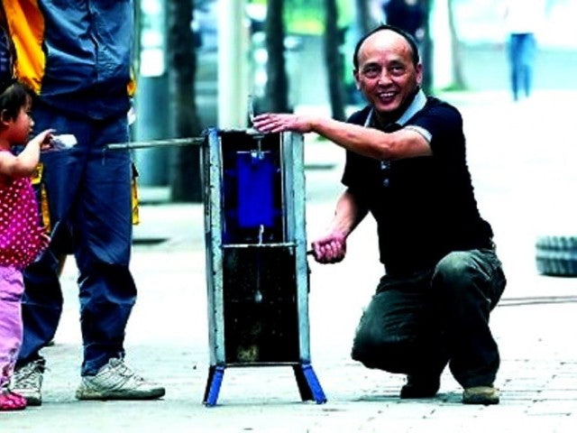 Chinese Taxi Driver Invents Portable Underwear Washing Machine